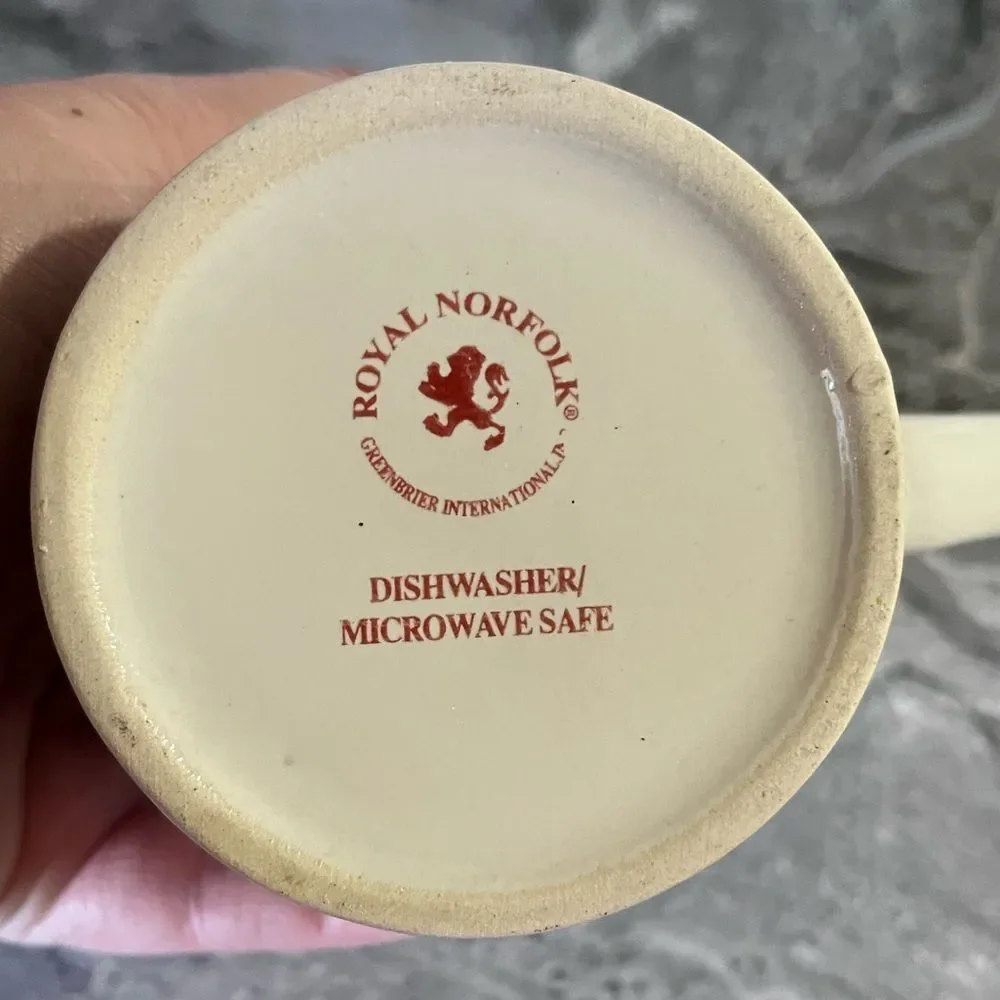 ROYAL NORFOLK Greenbrier International coffee cup mug red snowflakes 12 oz